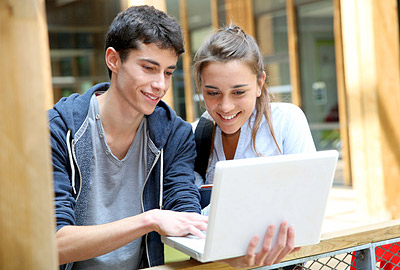 Adolescentes estudiando inglés